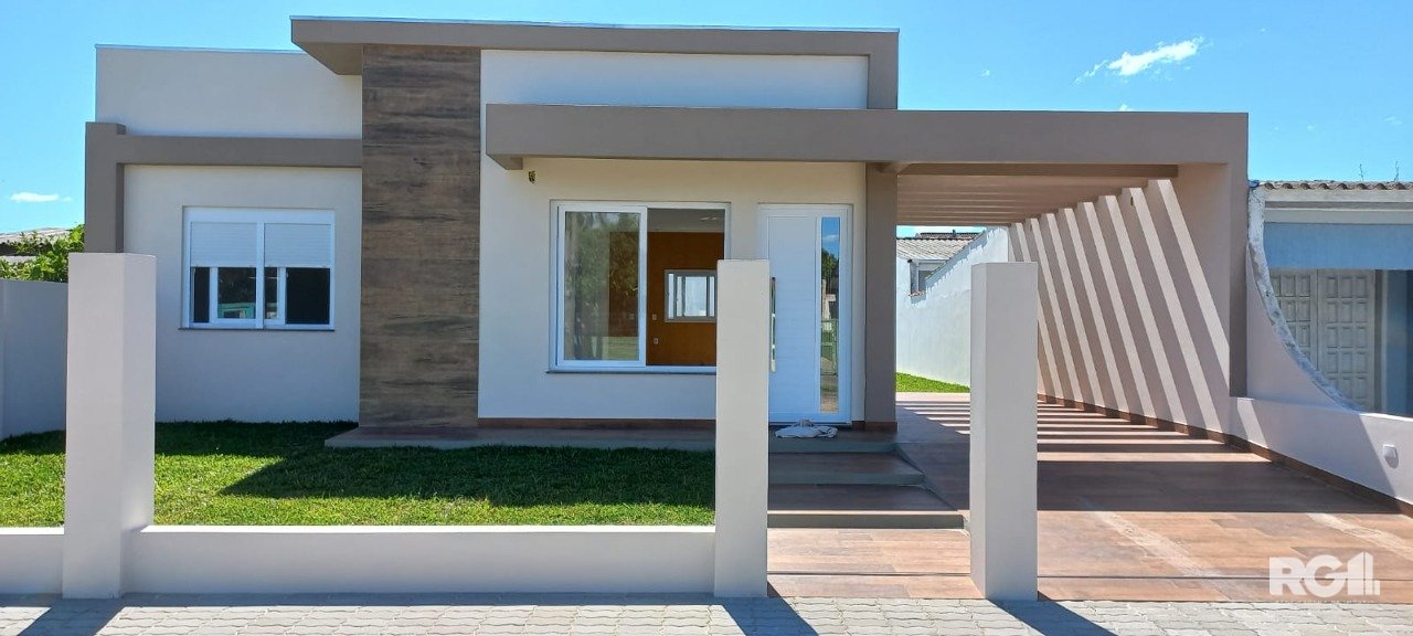 Casa com 300m², 2 dormitórios, 2 vagas no bairro Atlântida Sul em Osório para Comprar