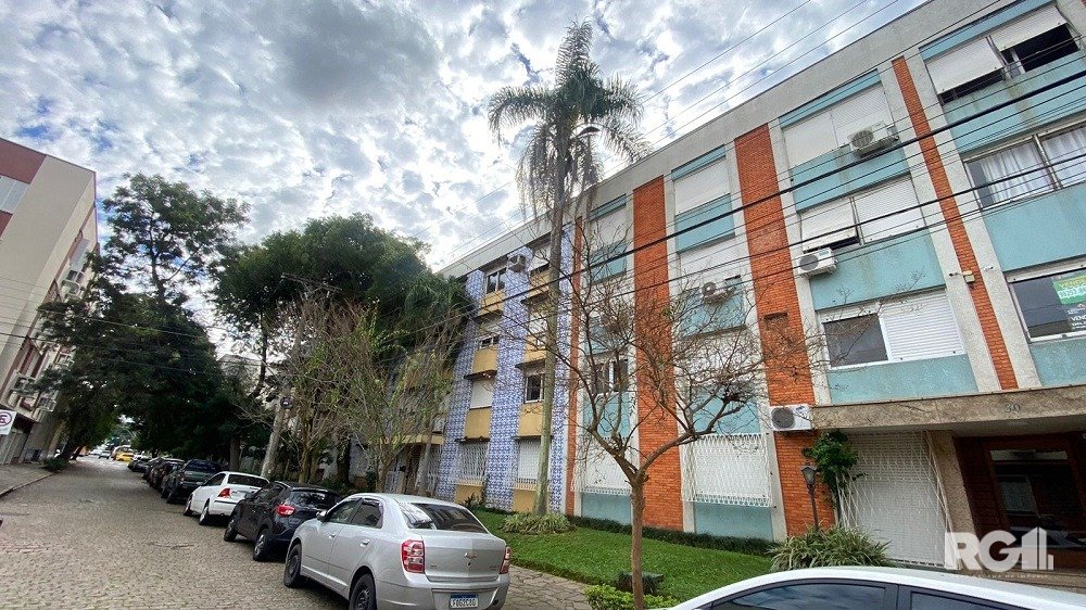 Apartamento com 83m², 3 dormitórios, 1 suíte, 1 vaga no bairro Menino Deus em Porto Alegre para Comprar