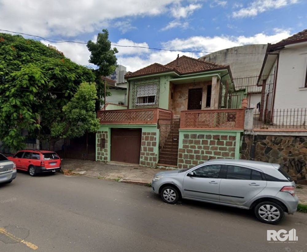 Casa com 267m², 2 dormitórios, 2 vagas no bairro Santana em Porto Alegre para Comprar