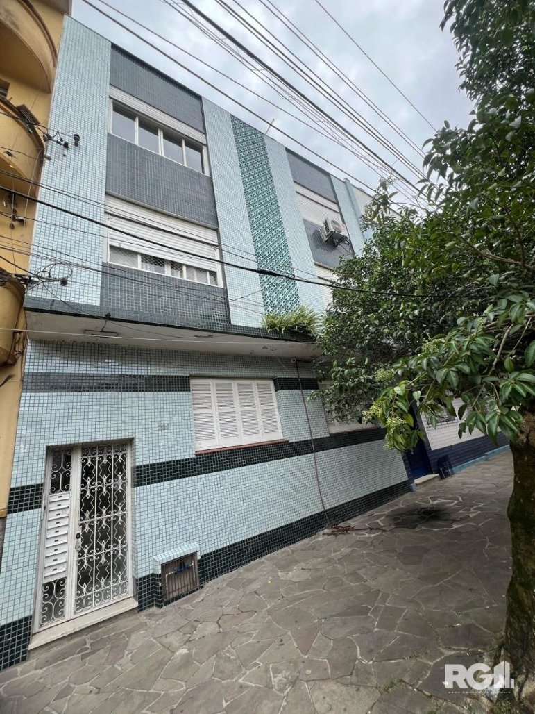 Apartamento com 47m², 1 dormitório no bairro Azenha em Porto Alegre para Comprar