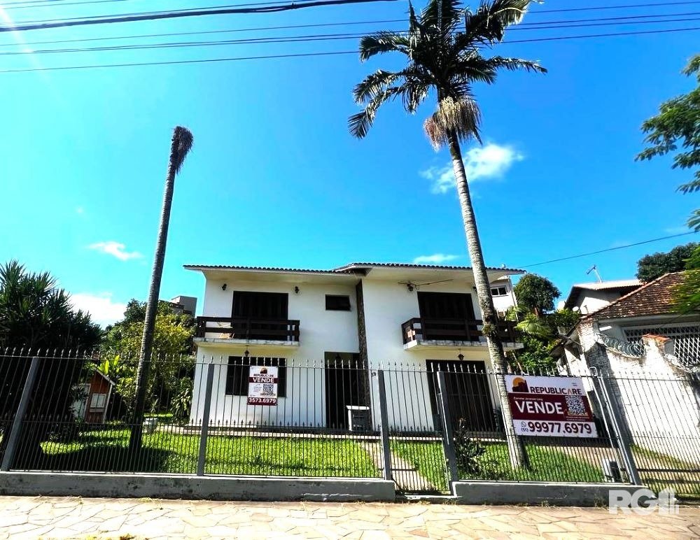 Casa com 743m², 4 dormitórios, 1 suíte, 10 vagas no bairro Jardim Carvalho em Porto Alegre para Comprar