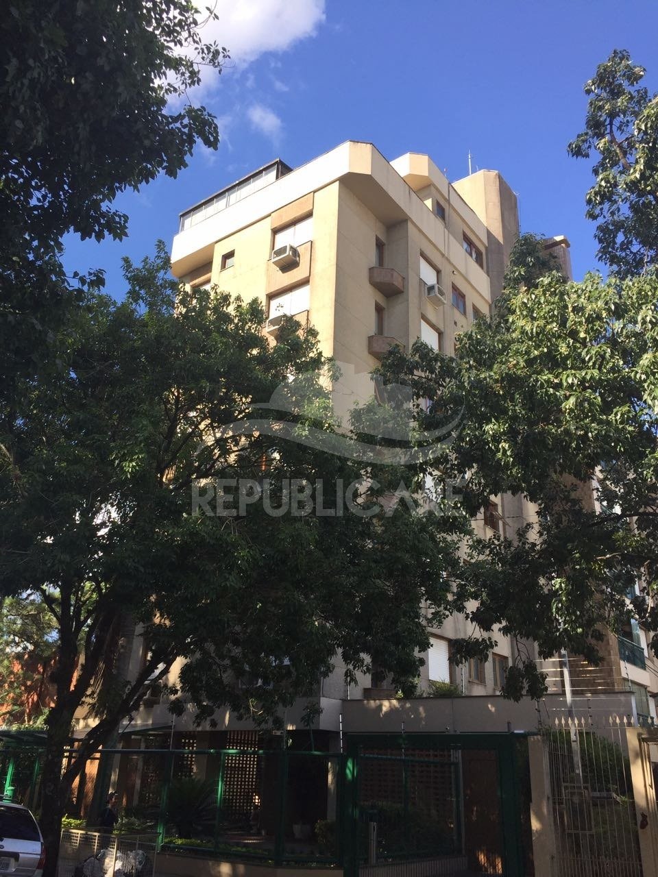 Apartamento com 93m², 3 dormitórios, 1 vaga no bairro Santana em Porto Alegre para Comprar
